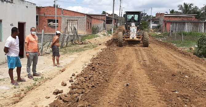 Camacã: Moradores do Brogodó felizes com o casacalhamento e patrolamento do bairro

